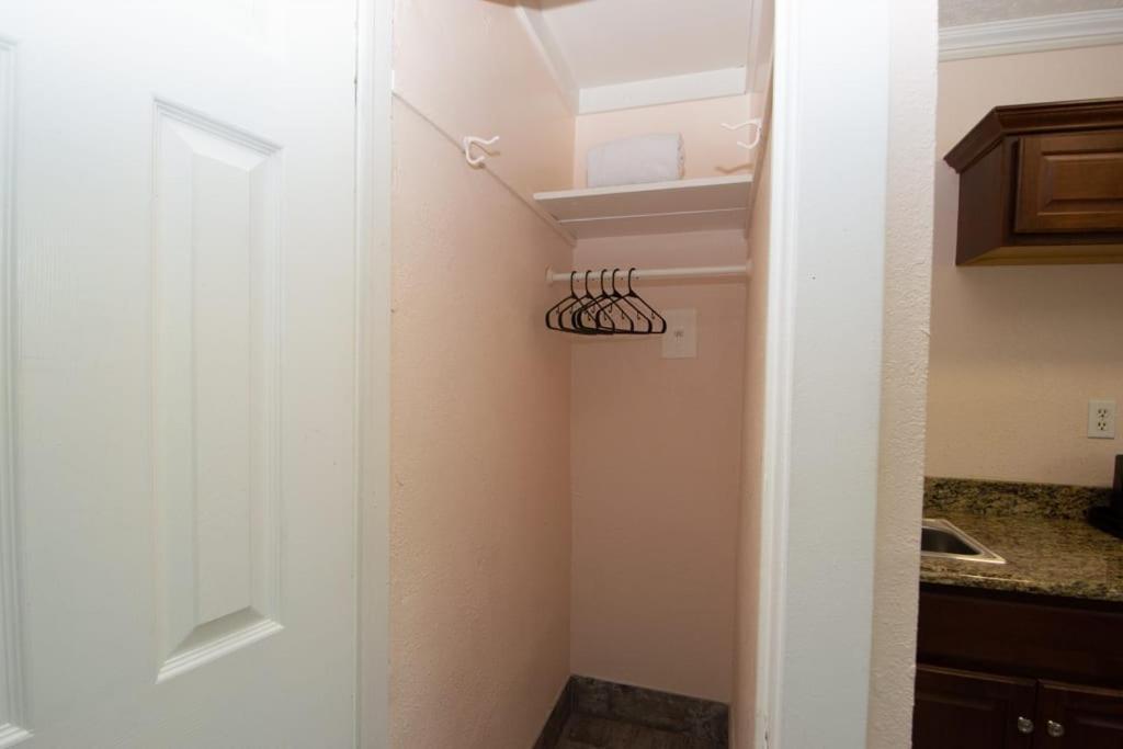 קלירווטר Located By The Beach 1 Bedroom With Parking And Pool מראה חיצוני תמונה