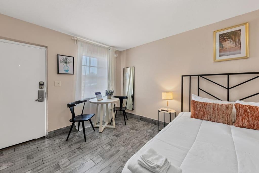 קלירווטר Located By The Beach 1 Bedroom With Parking And Pool מראה חיצוני תמונה