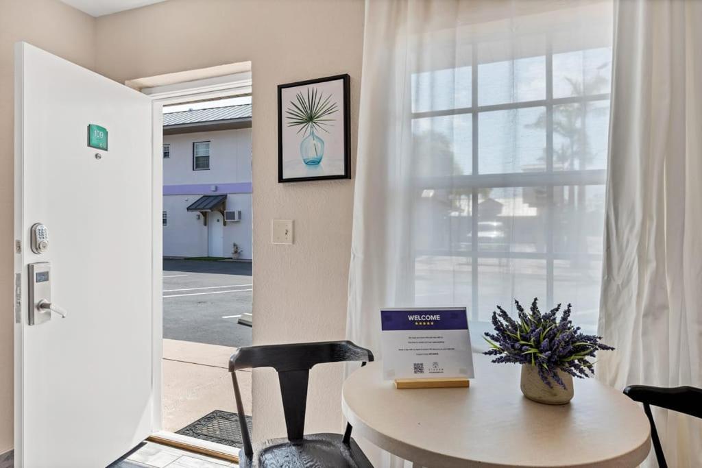 קלירווטר Located By The Beach 1 Bedroom With Parking And Pool מראה חיצוני תמונה
